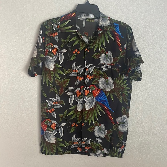 V.H.O men's short sleeve button up Hawaiian shirt parrot print size Small - Picture 1 of 7